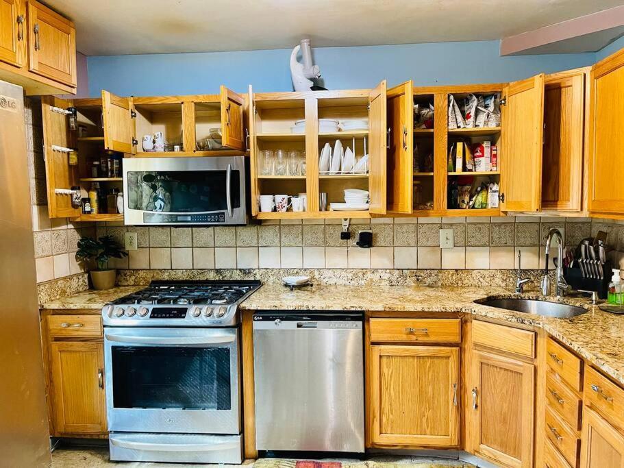 Colorful 3 Bedrooms Twin Home Near Center フィラデルフィア エクステリア 写真